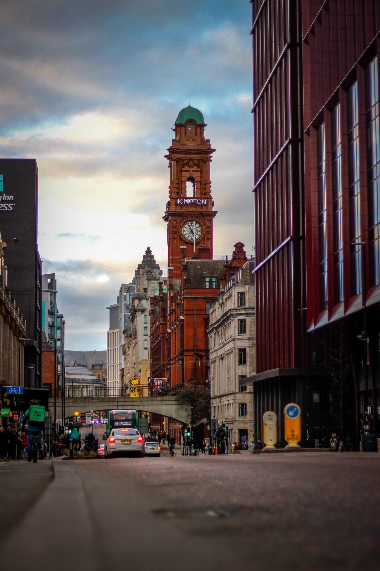 حسابدار ایرانی در منچستر — Manchester 2