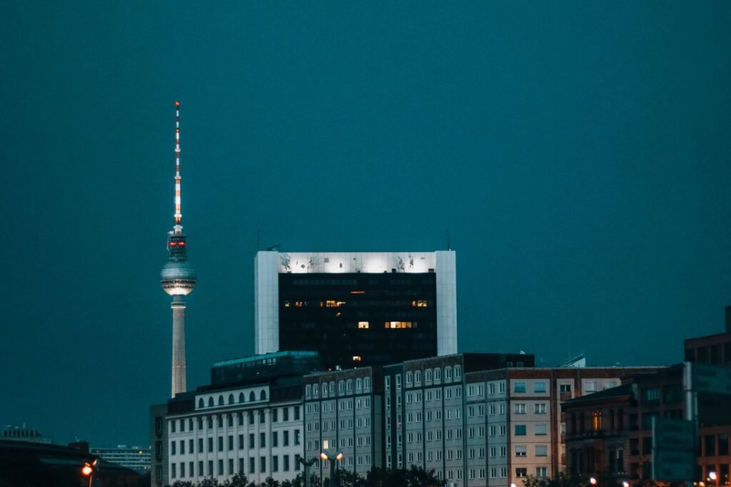 Berliner Fernsehturm bei Nacht an der Spree