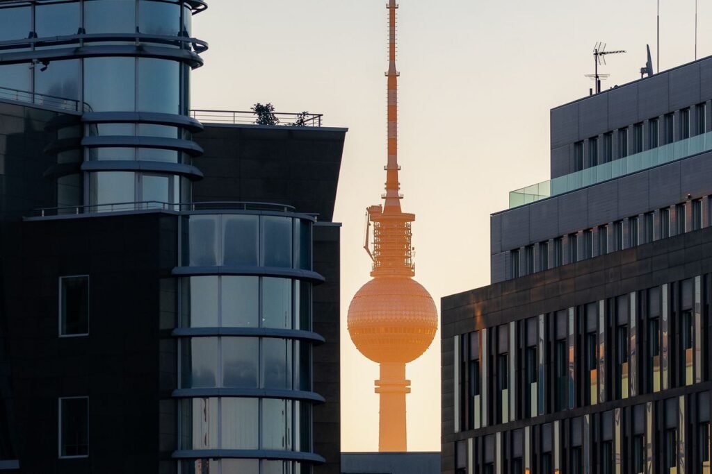Berliner Fernsehturm bei Sonnenuntergang