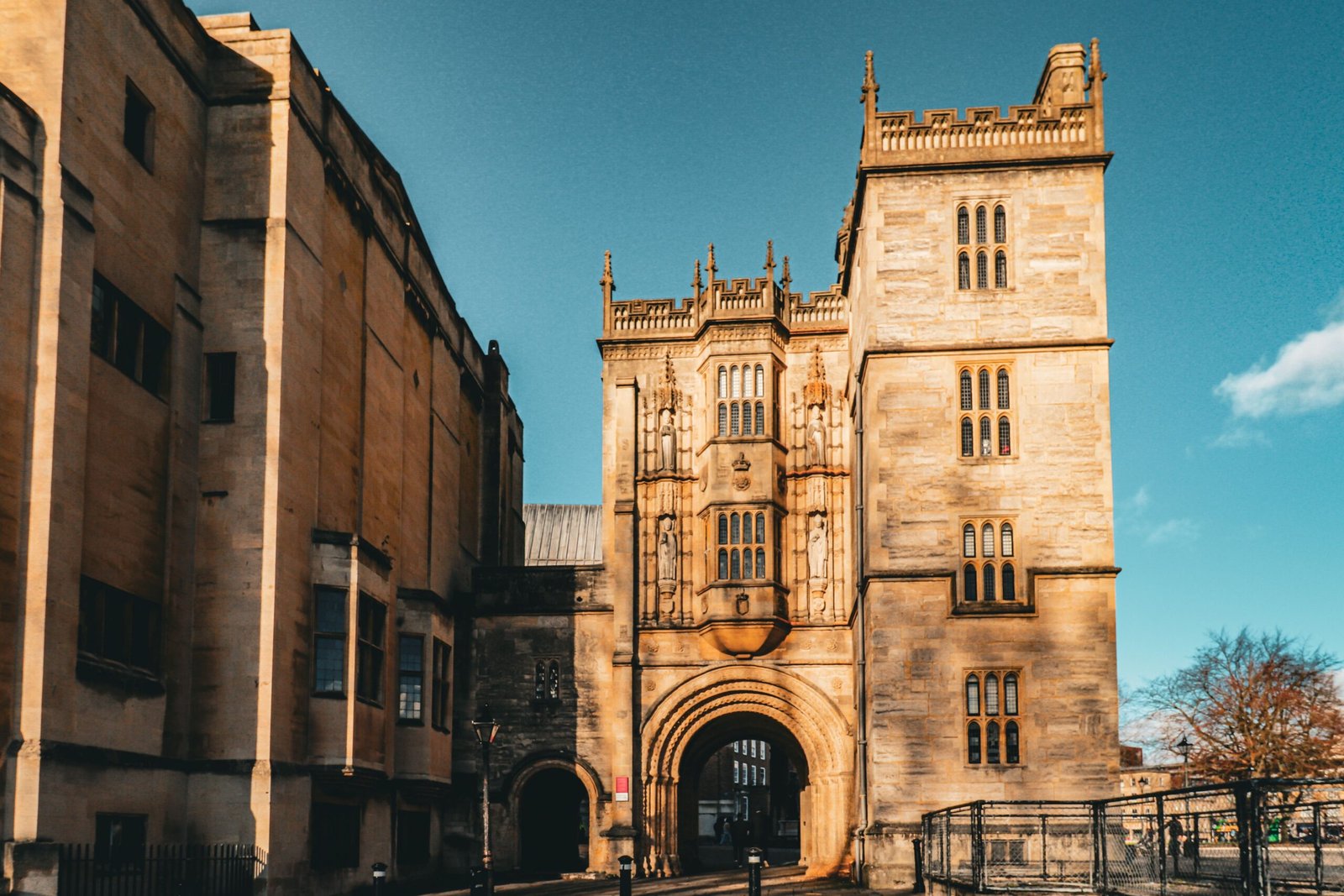 حسابدار ایرانی در بریستول — Bristol 3