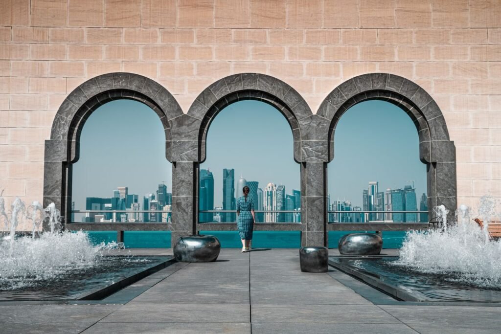 أفق الدوحة عبر الأقواس الإسلامية