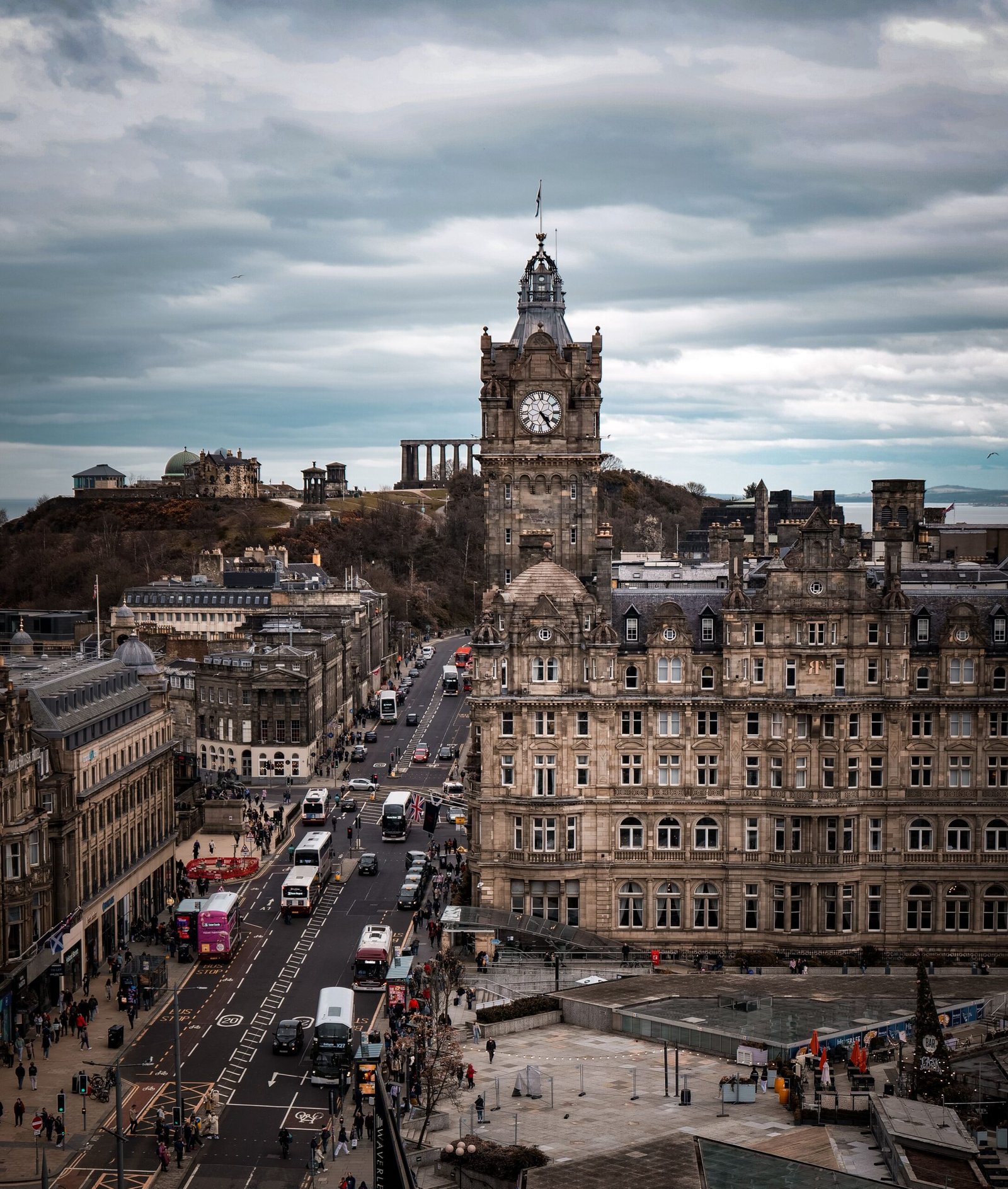 حسابدار ایرانی در ادینبرا — Edinburgh skyline from the Castle