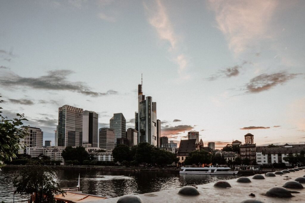 Frankfurter Skyline bei Sonnenuntergang am Main