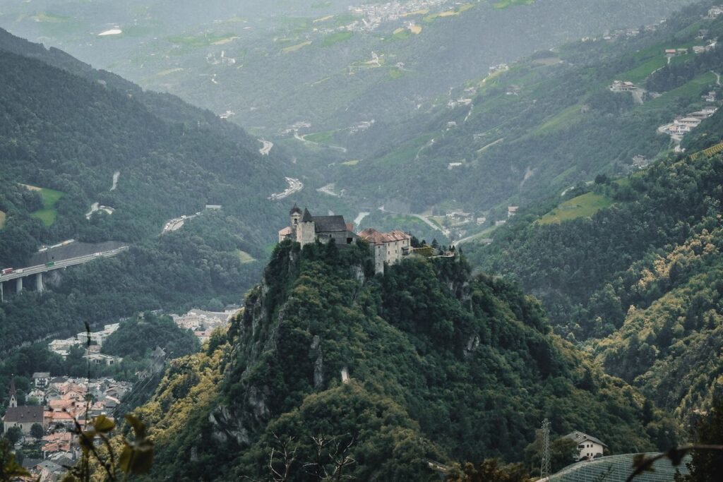 Luftaufnahme der Burg Gutenberg in Liechtenstein
