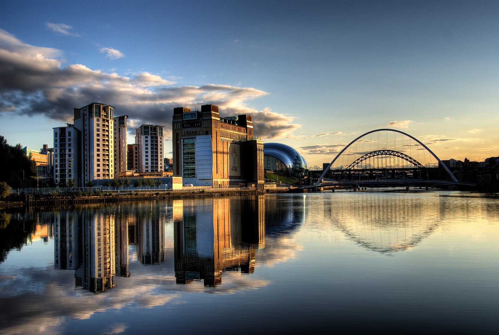 حسابدار ایرانی در نیوکاسل — Newcastle Quayside and Tyne bridges