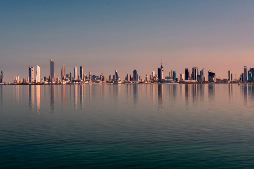 أفق مدينة الكويت منعكساً على المياه