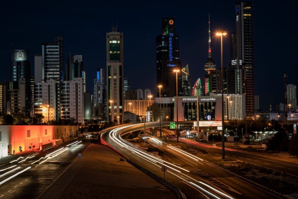أفق مدينة الكويت المضيء ليلاً