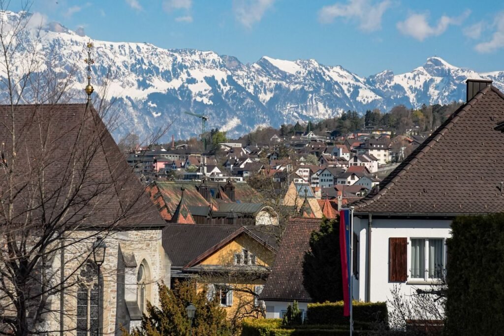 Dorf in Liechtenstein vor den Bergen