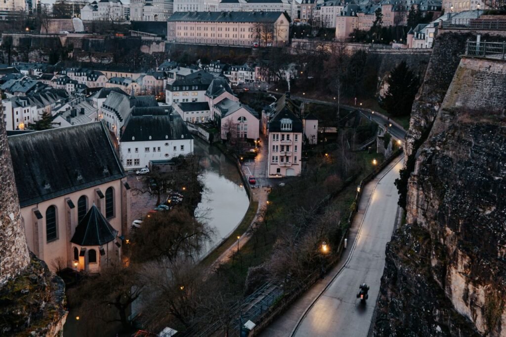 Luftaufnahme von Luxemburg-Stadt in der Dämmerung