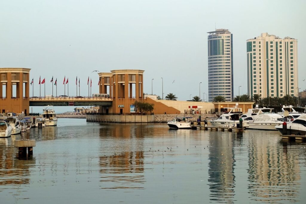 مرسى حديث بيخوت وجسر في المنامة