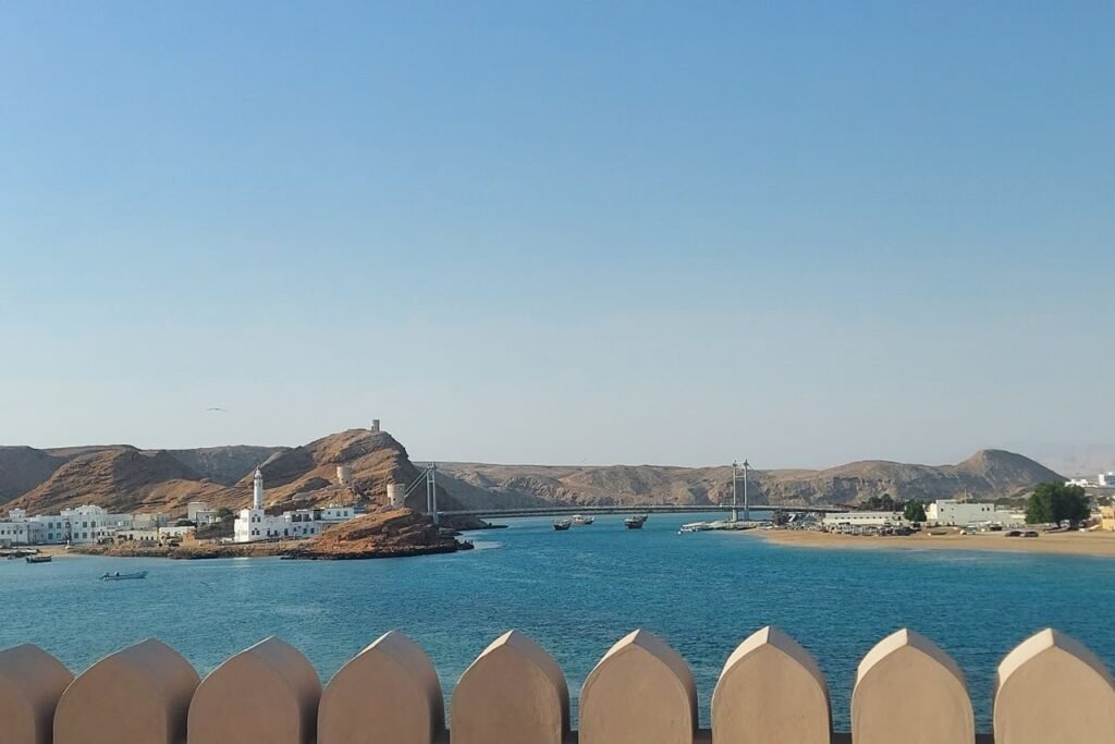 منظر ساحلي لمسقط مع القلعة
