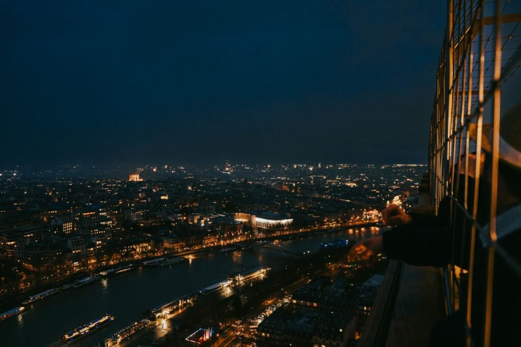 Paris illuminé la nuit