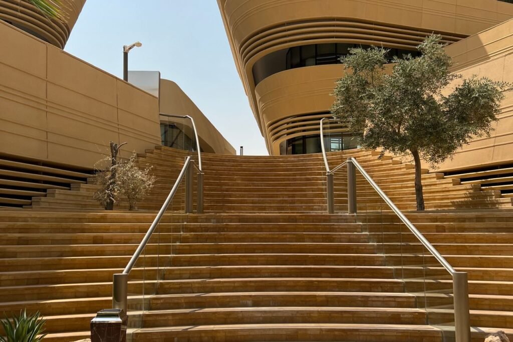 عمارة حديثة بمبانٍ منحنية في الرياض