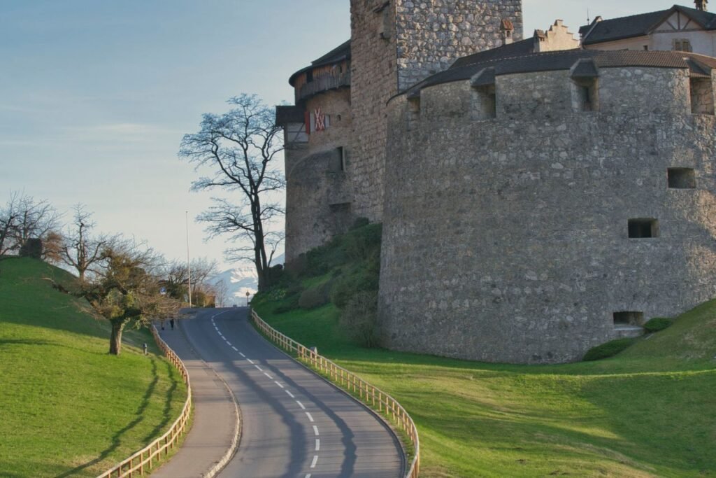 Schloss Vaduz über der Stadt in Liechtenstein