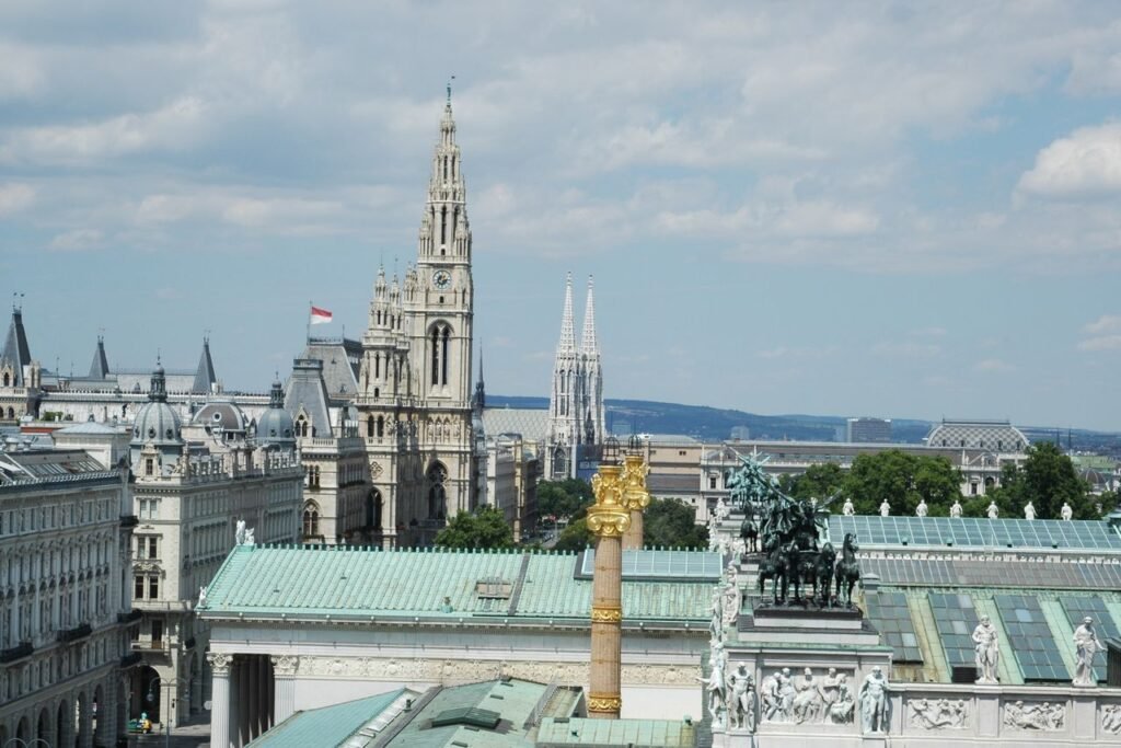 Luftaufnahme von Wien mit dem Rathaus