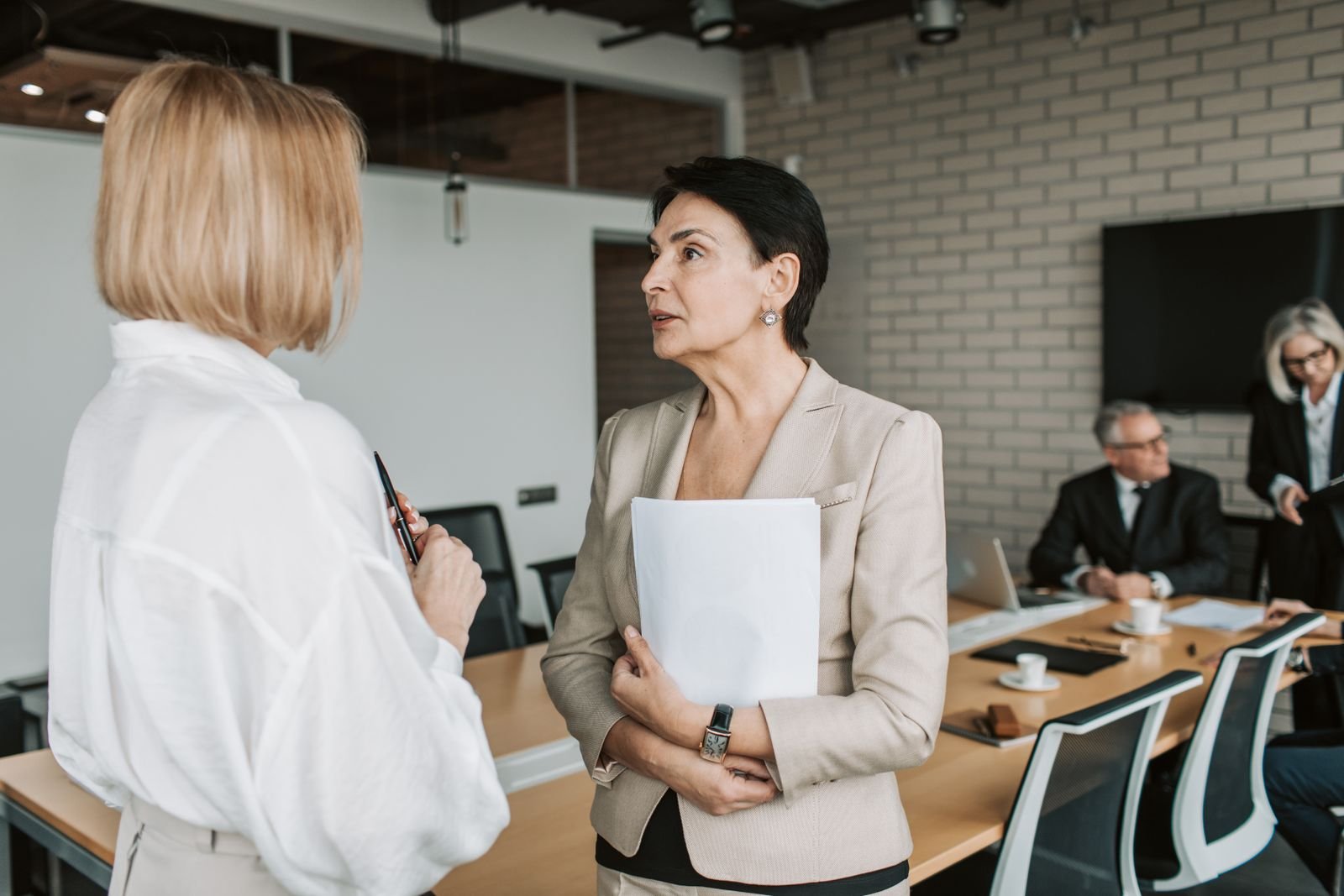 Adviser and client in conversation in a modern office — TaxDigit, best Ukrainian accountant in the UK